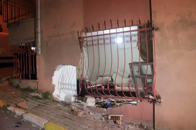 Şişli'de kontrolden çıkan otomobil evin salonuna daldı!