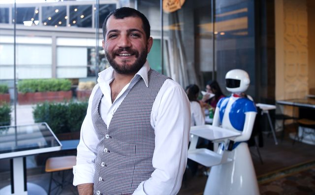 Masalar tablet, garsonlar robot! Türkiye'nin ilk teknolojik restoranı Ataköy'de açıldı