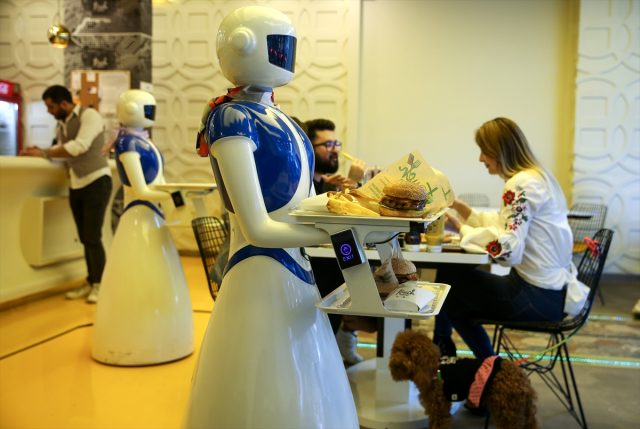 Masalar tablet, garsonlar robot! Türkiye'nin ilk teknolojik restoranı Ataköy'de açıldı