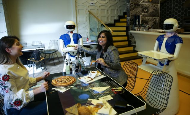 Masalar tablet, garsonlar robot! Türkiye'nin ilk teknolojik restoranı Ataköy'de açıldı