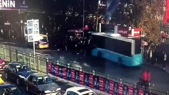 Beşiktaş'ta 1 kişinin ölümüne neden olan otobüs durağa böyle dalmış Beşiktaş'ta 1 kişinin ölümüne neden olan otobüs durağa böyle dalmış