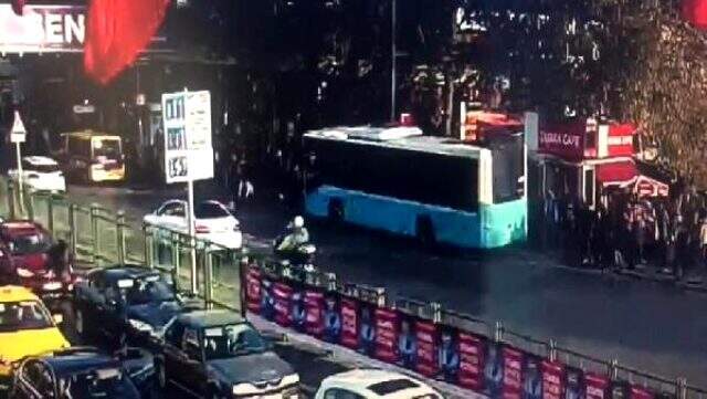 Beşiktaş'ta 1 kişinin ölümüne neden olan otobüs durağa böyle dalmış Beşiktaş'ta 1 kişinin ölümüne neden olan otobüs durağa böyle dalmış