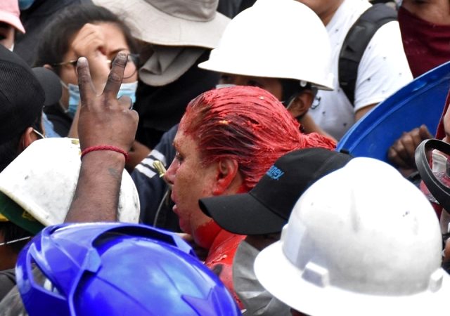 Bolivya protestoları: Zorla saçı kesilen belediye başkanı yalın ayak sokaklarda yürütüldü