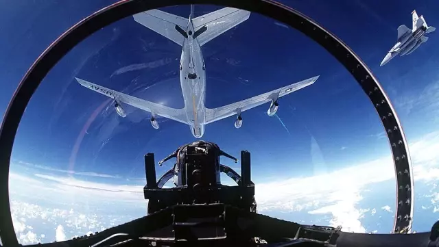 Japonya'daki Amerikan savaş pilotları, uçuş sırasında selfie çekiyor, kitap okuyor, bıyık tarıyor'