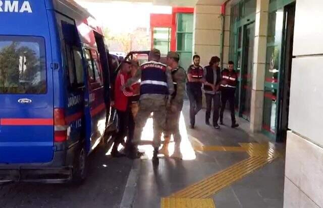 Eşinin dedikodusunu yaptığı iddia edilen kişiyi, 3 arkadaşıyla birlikte döverek öldürdü