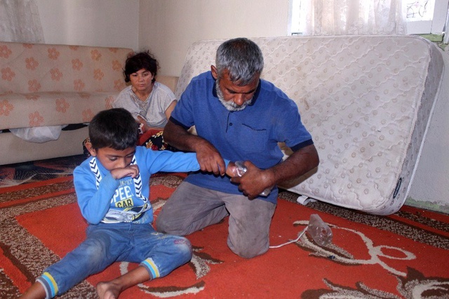 Minik Yusuf'un dramı: Sürekli ısırdığı ellerini plastik şişeye bağlıyorlar