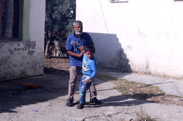 Minik Yusuf'un dramı: Sürekli ısırdığı ellerini plastik şişeye bağlıyorlar