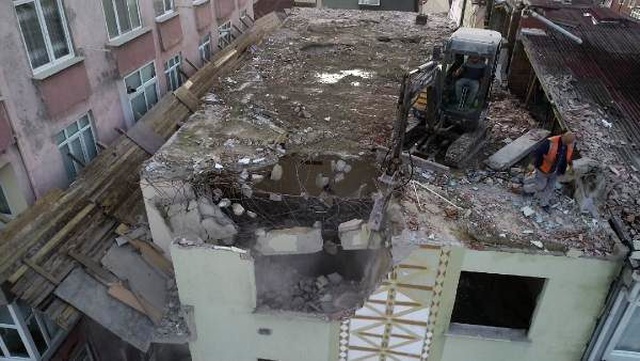 Küçükçekmece'de ilginç yıkım! Yıkılacak binanın üzerine iş makinesi çıkarıldı