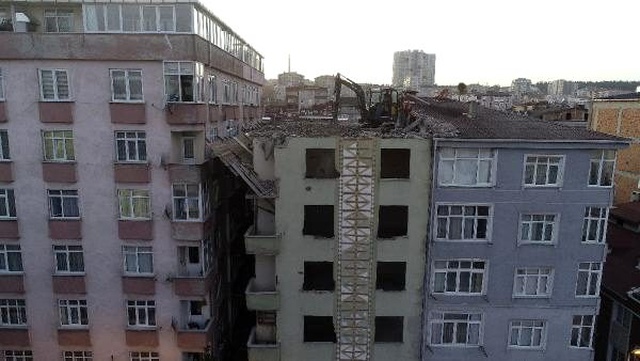 Küçükçekmece'de ilginç yıkım! Yıkılacak binanın üzerine iş makinesi çıkarıldı