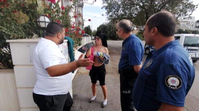 Sokak ortasında soyunan İsveçli turist, polis ekiplerine zor anlar yaşattı Sokak ortasında soyunan İsveçli turist, polis ekiplerine zor anlar yaşattı