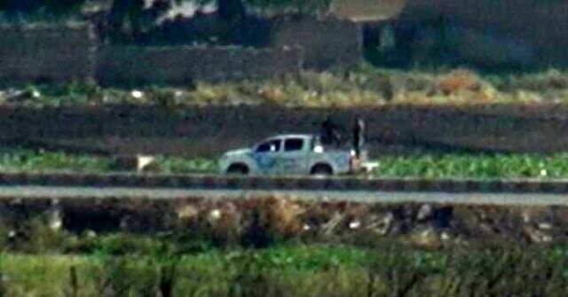 Terör örgütü YPG/PKK mensuplarına ait konvoy, Türkiye'den görüntülendi Terör örgütü YPG/PKK mensuplarına ait konvoy, Türkiye'den görüntülendi