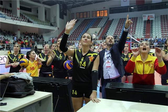 Voleyboldaki Göztepe - Karşıyaka maçında olay! Görüntüler...