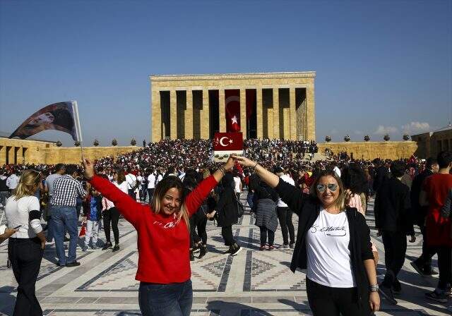 Anıtkabir'e ziyaretçi akını! Binlerce kişi Atatürk'ü andı Anıtkabir'e ziyaretçi akını! Binlerce kişi Büyük Önder Atatürk'ü andı
