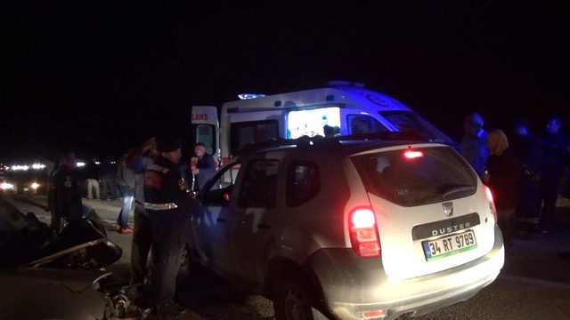 Yolcu minibüsü ile otomobil kafa kafaya çarpıştı: 1 ölü, 20 yaralı