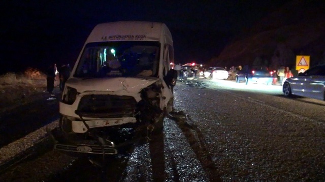 Yolcu minibüsü ile otomobil kafa kafaya çarpıştı: 1 ölü, 20 yaralı