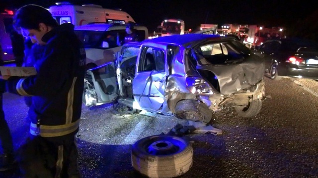 Yolcu minibüsü ile otomobil kafa kafaya çarpıştı: 1 ölü, 20 yaralı