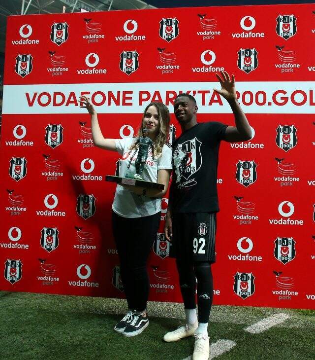 Diaby'ye maçtan önce 200. gol plaketi Diaby'ye maçtan önce 200. gol plaketi