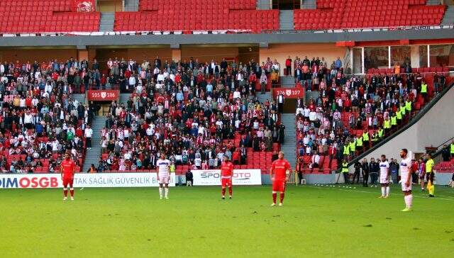Futbolcular maç oynanırken 1 dakikalık saygı duruşunda bulundu Futbolcular maç oynanırken 1 dakikalık saygı duruşunda bulundu