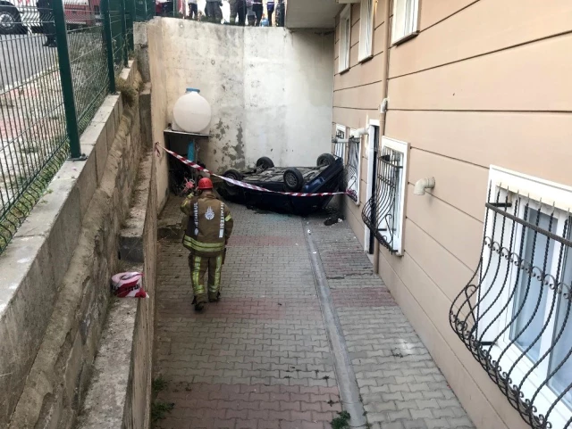 Otomobil 6 metre yükseklikten binanın bahçesine düştü: Sıkışan çifti vatandaşlar kurtardı