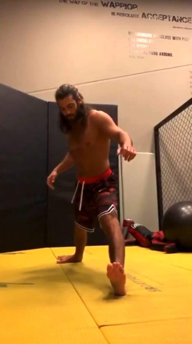 Oyuncu Can Yaman'dan doğum gününe özel bacak şov