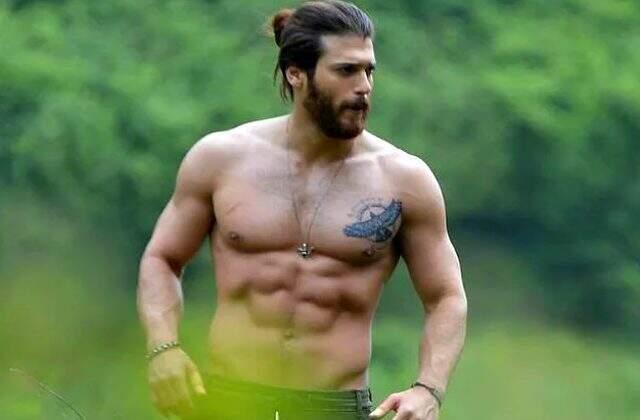 Oyuncu Can Yaman'dan doğum gününe özel bacak şov