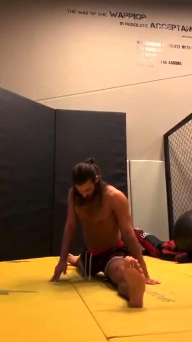 Oyuncu Can Yaman'dan doğum gününe özel bacak şov