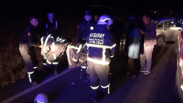 Üşüyen yaralı genç kızın üzerini itfaiye erleri montlarıyla örttü