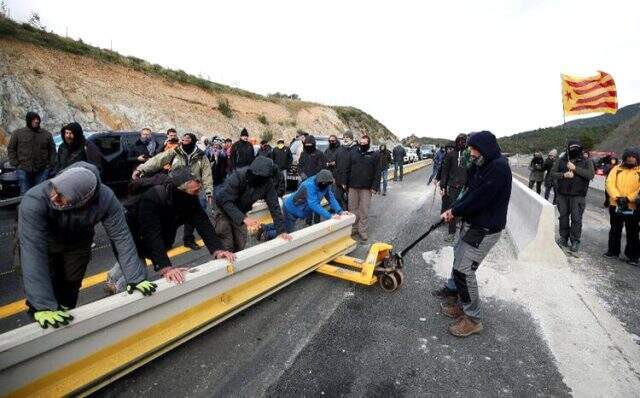 Ayrılıkçı Katalanlar, İspanya-Fransa yolunu kesti