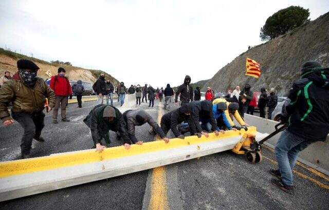 Ayrılıkçı Katalanlar, İspanya-Fransa yolunu kesti