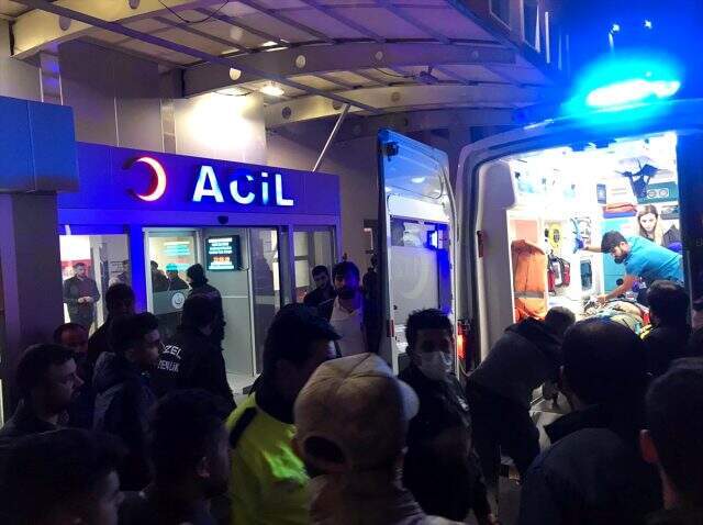 Batman'da askeri araç devrildi: 3 asker, 4 güvenlik korucusu yaralandı Batman'da askeri araç devrildi: 3 asker, 4 güvenlik korucusu yaralandı