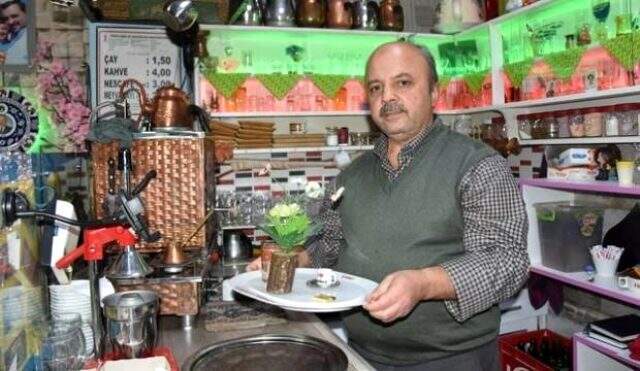Bu kıraathaneye gelen müşteriler, yapılan şakalarla panik yaşıyor