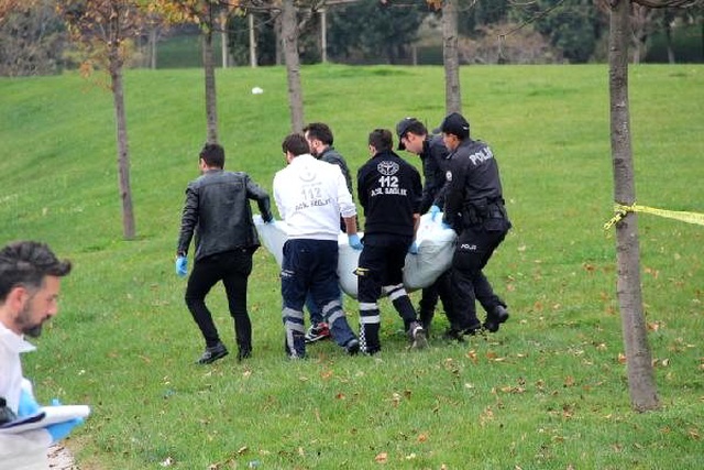 Ambulansı görüp olay yerine koşunca, yakınlarının cansız bedeniyle karşılaştılar