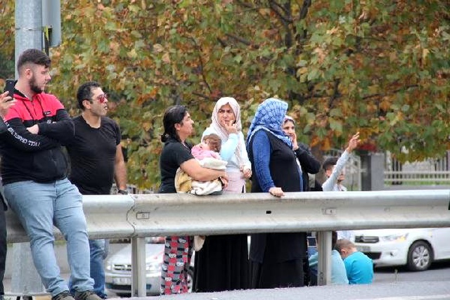 Ambulansı görüp olay yerine koşunca, yakınlarının cansız bedeniyle karşılaştılar