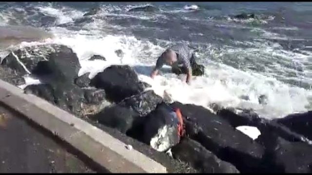 Kıyıya vuran dalgalar nedeniyle vatandaşlar ölümden döndü: Tsunami zannettim