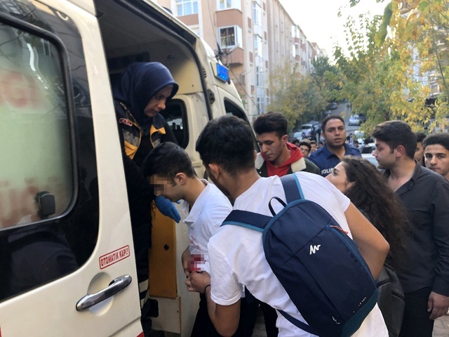 'Kız meselesi' yüzünden çıkan kavgada bir öğrenci bıçaklandı
