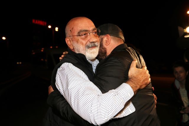 Tahliye edilen Ahmet Altan hakkında yakalama kararı çıkarıldı