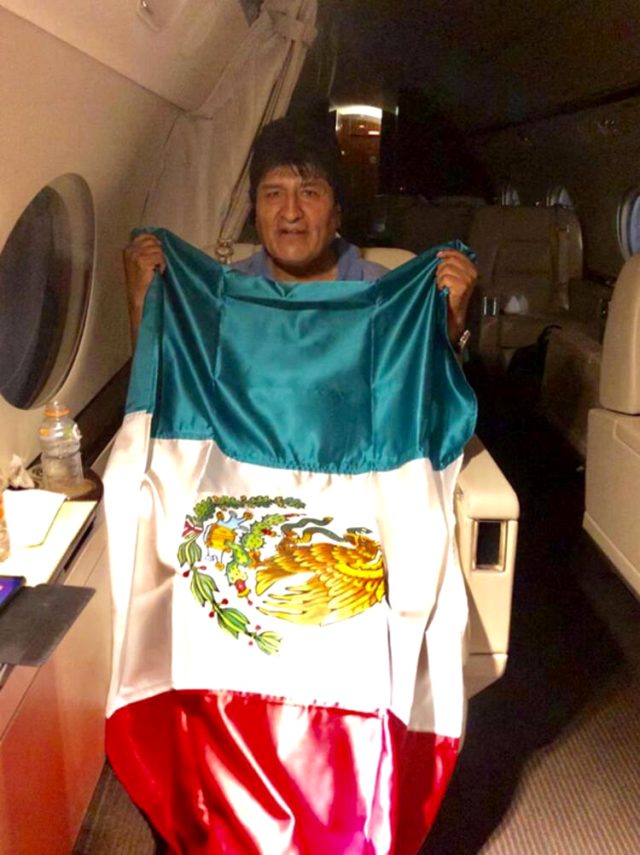 Baskılar üzerine istifa eden Bolivya Devlet Başkanı Morales, geceyi battaniyenin üzerinde geçirdi
