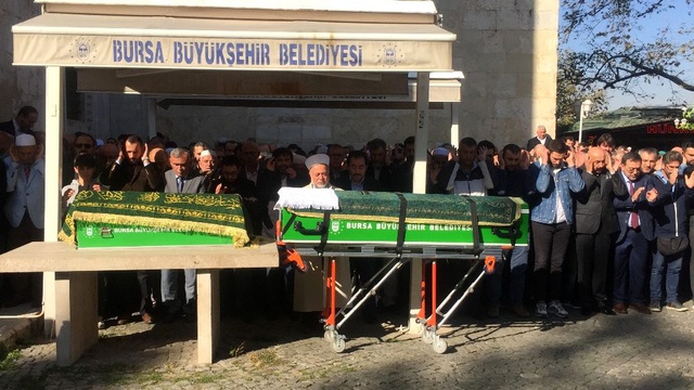 Emekli imam, oğlunun ve torununun cenaze namazını kıldırırken göz yaşlarına hakim olamadı
