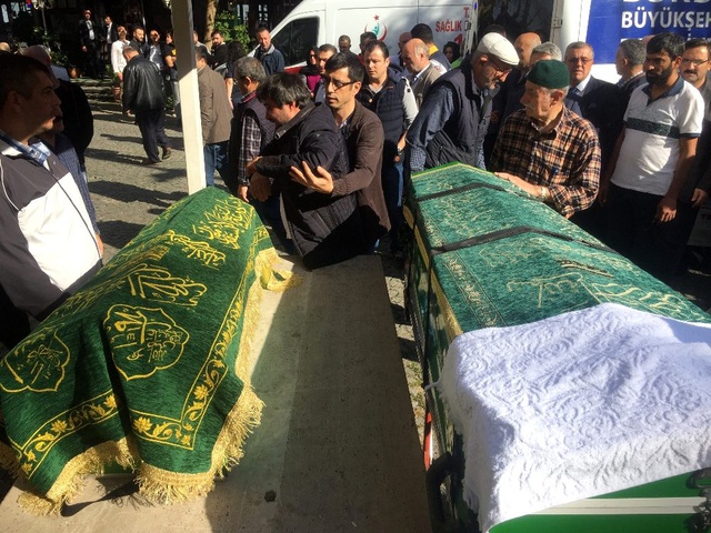 Emekli imam, oğlunun ve torununun cenaze namazını kıldırırken göz yaşlarına hakim olamadı