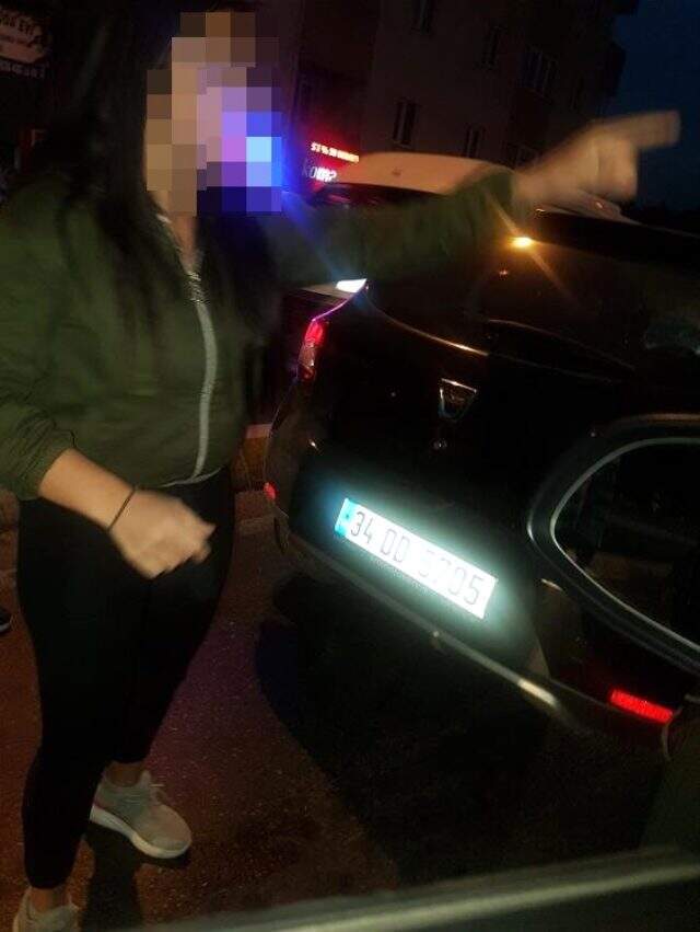 Çekmeköy'de iki kadın sürücünün kavgası karakolda bitti İki kadın sürücünün yol verme kavgası karakolda bitti
