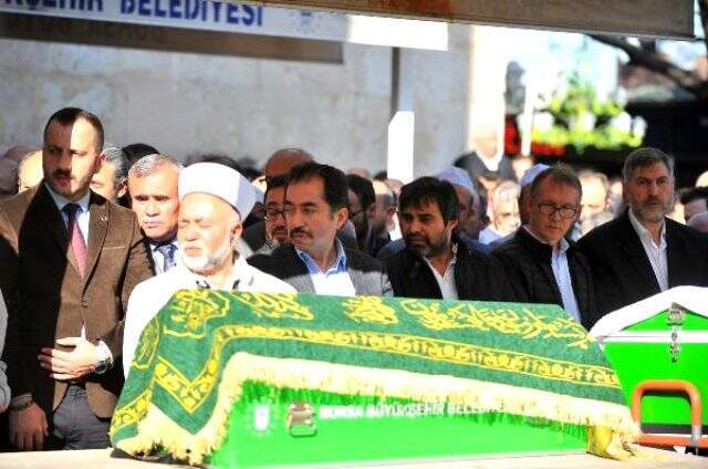 İmam, oğlunun ve torununun cenaze namazını kıldırırken göz yaşlarına hakim olamadı