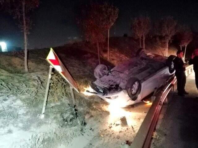 Takla atan otomobilden çıkanların ilk derdi uyuşturucu maddeyi saklamak oldu