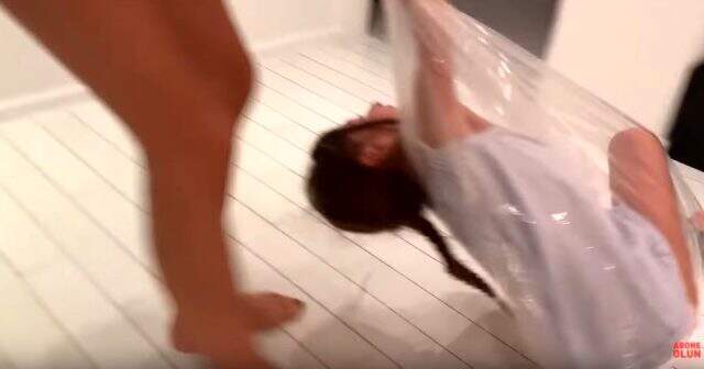 Bornozlu haliyle video çeken Şeyma Subaşı, frikik vermekten zor kurtuldu