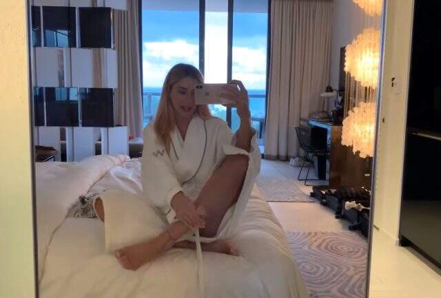 Bornozlu haliyle video çeken Şeyma Subaşı, frikik vermekten zor kurtuldu