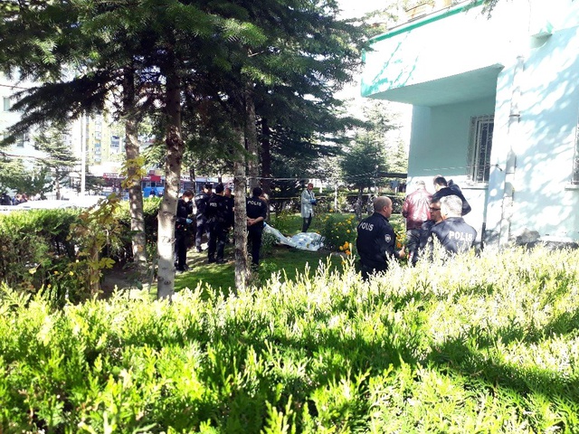 Meraklı vatandaşlar, cesedi görmek için demirlere tırmandılar