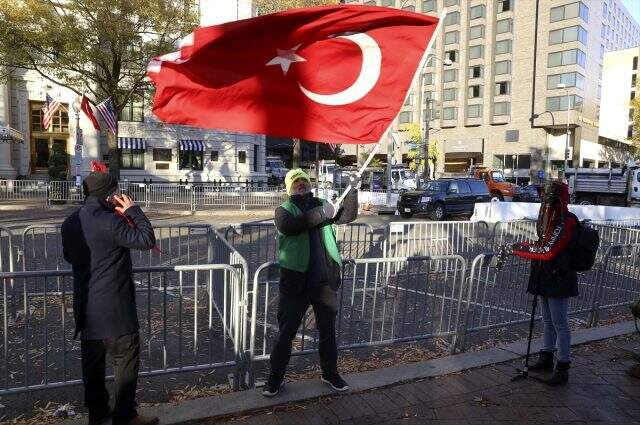 Cumhurbaşkanı Erdoğan, ABD'de kaldığı otelin önüne gelen vatandaşları selamladı Cumhurbaşkanı Erdoğan, ABD'de kaldığı otelin önüne gelen vatandaşları selamladı