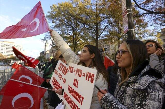 Cumhurbaşkanı Erdoğan, ABD'de kaldığı otelin önüne gelen vatandaşları selamladı Cumhurbaşkanı Erdoğan, ABD'de kaldığı otelin önüne gelen vatandaşları selamladı
