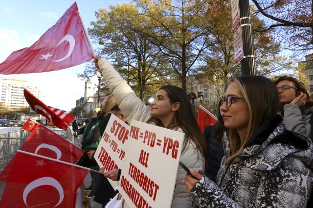 Cumhurbaşkanı Erdoğan, ABD'de kaldığı otelin önüne gelip slogan atan vatandaşları selamladı