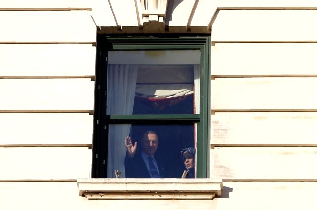 Cumhurbaşkanı Erdoğan, ABD'de kaldığı otelin önüne gelip slogan atan vatandaşları selamladı
