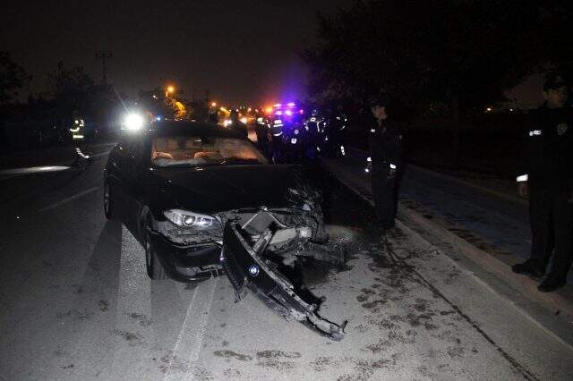 Devriye gezen polis aracına otomobil çarptı: 2'si polis 3 yaralı Devriye gezen polis aracına otomobil çarptı: 2'si polis 3 yaralı